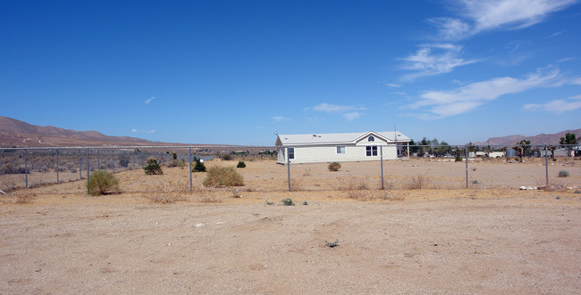 9420 Syracuse Rd in Lucerne Valley, CA - Foto de edificio - Building Photo