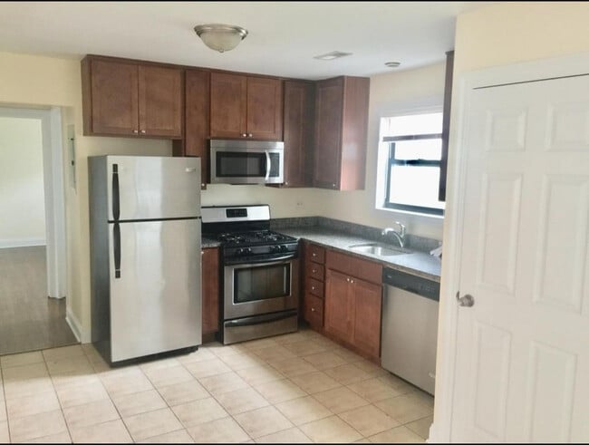 1344 W Chase Ave, Unit TWO BEDROOMS - 1348UNIT 3