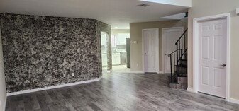 100 Sandpiper Ln in New Windsor, NY - Building Photo