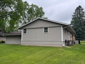 1698 Williamsburg Rd in Rockford, IL - Building Photo - Building Photo