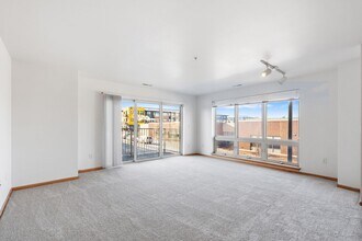 Six Points Apartments in West Allis, WI - Foto de edificio - Building Photo