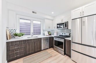 2 Bedroom and 1 Bathroom Upper Floor Unit in Toronto, ON - Building Photo - Building Photo