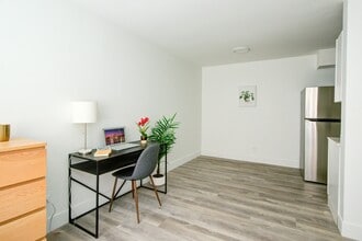 5402 N Damen Ave, Unit 307 in Chicago, IL - Building Photo - Building Photo