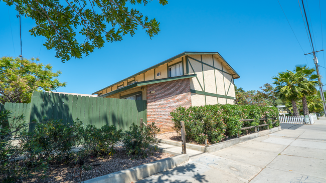 318 Townhomes in Escondido, CA - Building Photo - Building Photo