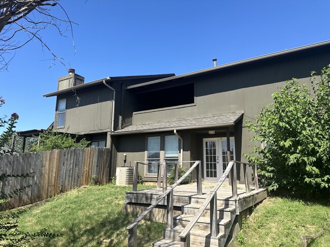 2202 Shadowridge Dr in Oklahoma City, OK - Building Photo - Building Photo