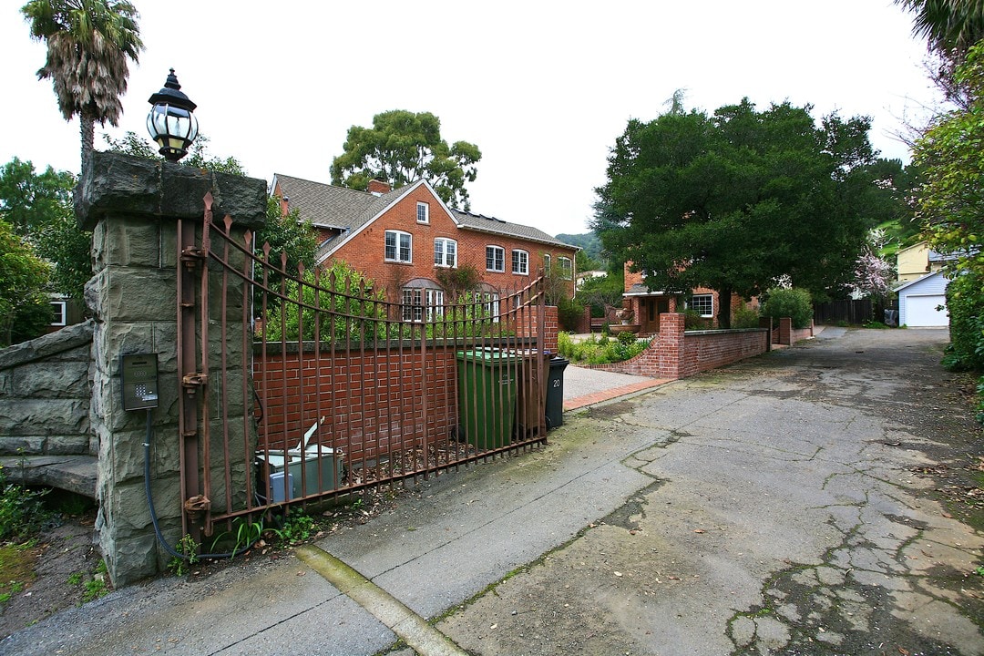 1736 Grand Ave in San Rafael, CA - Foto de edificio