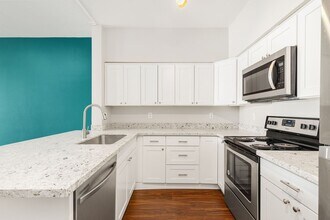 1511 Cherrylane Ave S in Seattle, WA - Building Photo - Building Photo