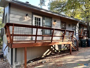 899 Hillyer St in San Marcos, TX - Building Photo - Building Photo