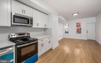 2042 E Somerset St in Philadelphia, PA - Building Photo