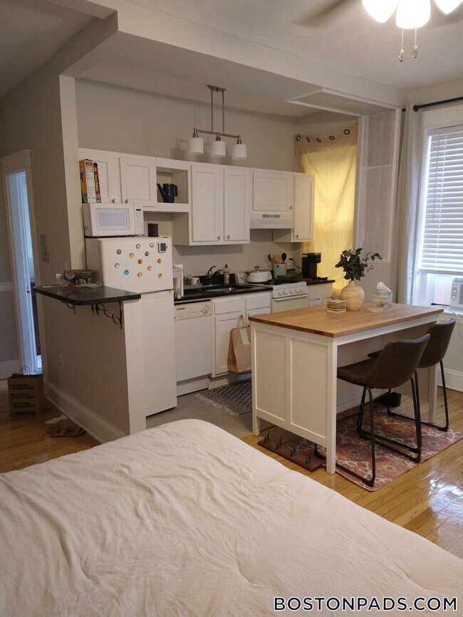 1185 Commonwealth Ave in Boston, MA - Building Photo - Building Photo