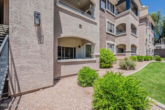 5345 E Van Buren St in Phoenix, AZ - Foto de edificio - Building Photo