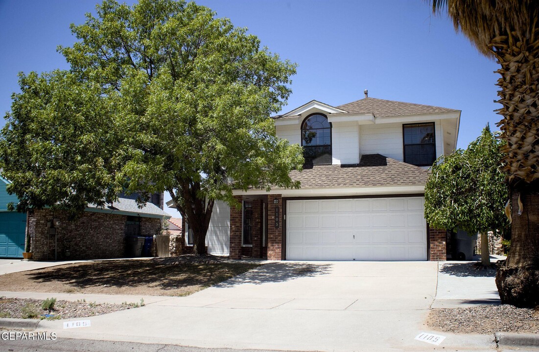 1105 Feather Hawk Dr in El Paso, TX - Building Photo