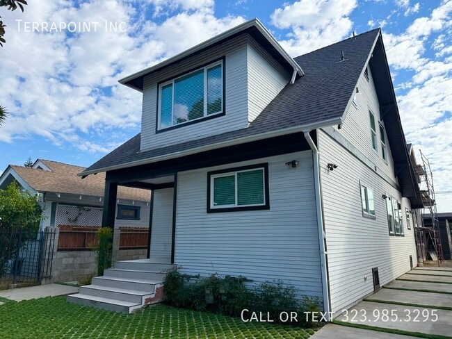 678 E 45th St in Los Angeles, CA - Foto de edificio - Building Photo