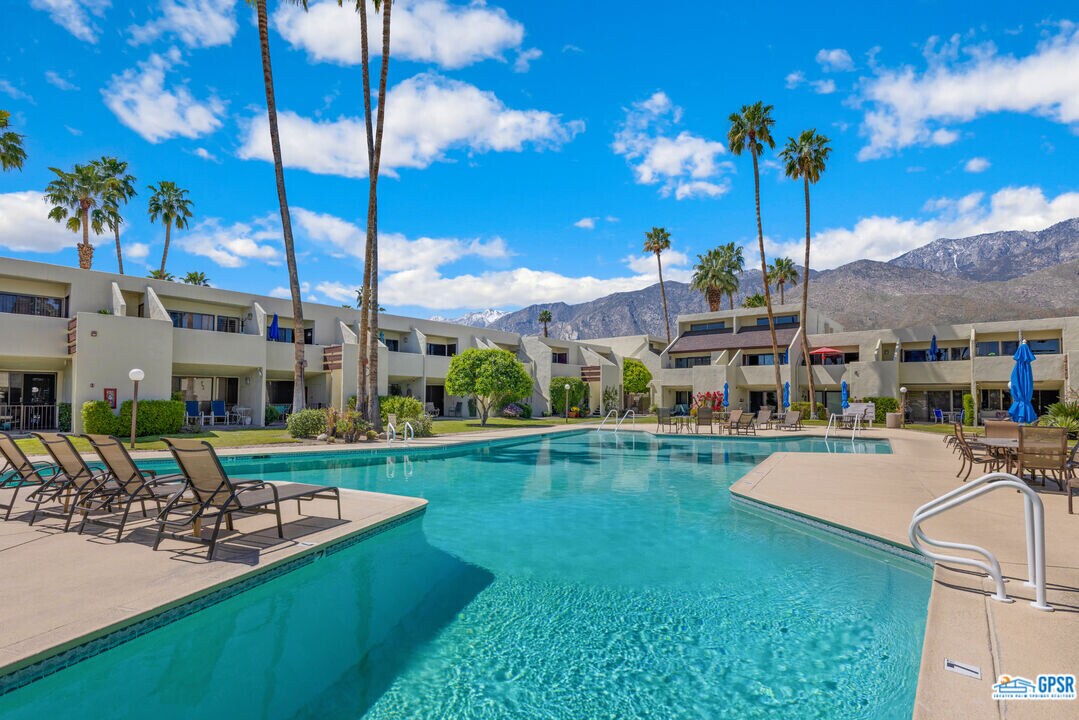 1655 E Palm Canyon Dr, Unit 406 in Palm Springs, CA - Building Photo