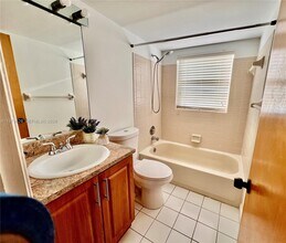 809 Twin Lakes Dr in Coral Springs, FL - Building Photo - Building Photo