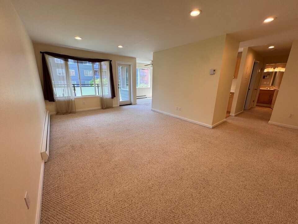 7001 Sand Point Way NE in Seattle, WA - Building Photo
