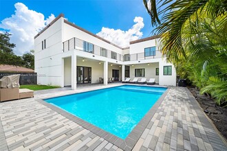 5500 SW 67th Ave in Miami, FL - Building Photo - Building Photo