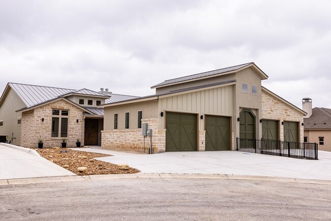 2 Pinnacle Club Dr in Kerrville, TX - Building Photo - Building Photo