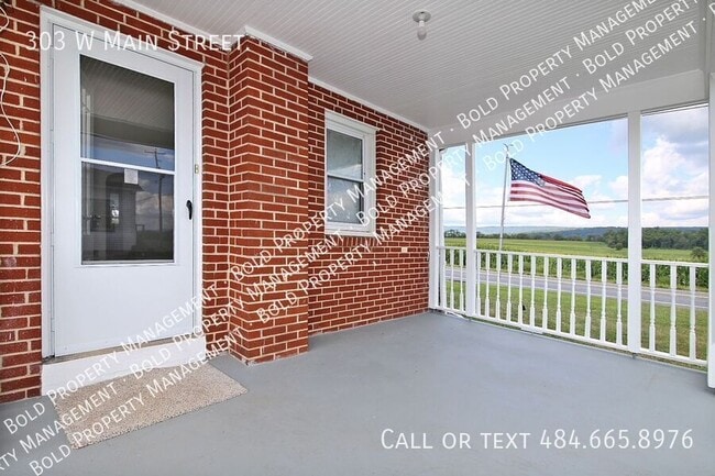 303 W Main St in Fredericksburg, PA - Foto de edificio - Building Photo