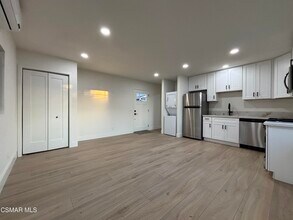 1535 Wallace - Unit B St in Simi Valley, CA - Building Photo - Building Photo
