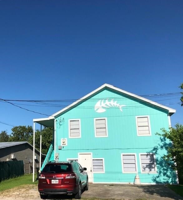 717 6th St in San Leon, TX - Building Photo