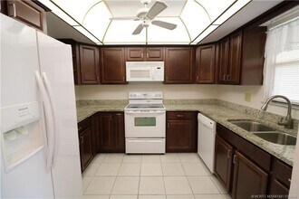 241 SW South River Dr in Stuart, FL - Foto de edificio - Building Photo