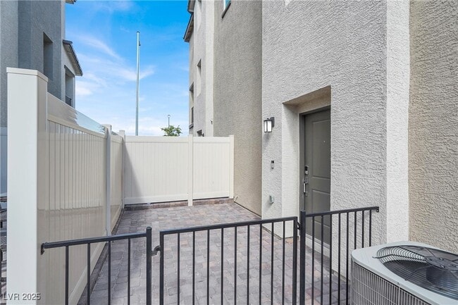 2662 Champagne Gold Ave