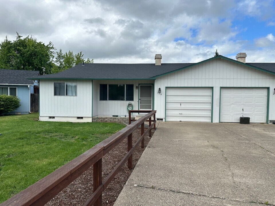 214 S 35th St in Springfield, OR - Building Photo
