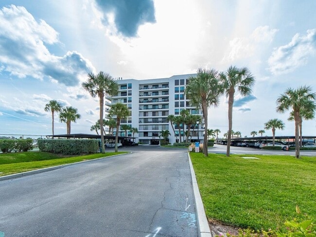 240 Sand Key Estates Dr, Unit 216 in Clearwater, FL - Building Photo - Building Photo
