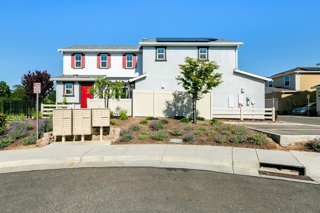 7875 Paseo de Mulch in Citrus Heights, CA - Building Photo