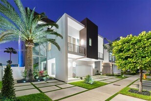 10561 NW 67th Terrace in Doral, FL - Building Photo