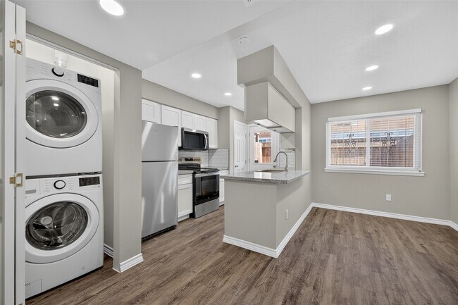 10381 Briar Forest Dr in Houston, TX - Building Photo - Building Photo