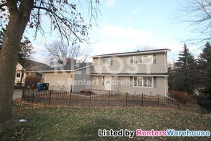 4204 Victoria St N in Shoreview, MN - Building Photo