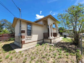 2202 Blaine St in Laredo, TX - Building Photo - Building Photo