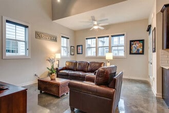 1008 Treaty Oaks Dr in Nashville, TN - Foto de edificio - Building Photo