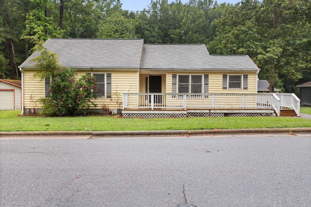1301 Roundtree Dr in Rocky Mount, NC - Building Photo
