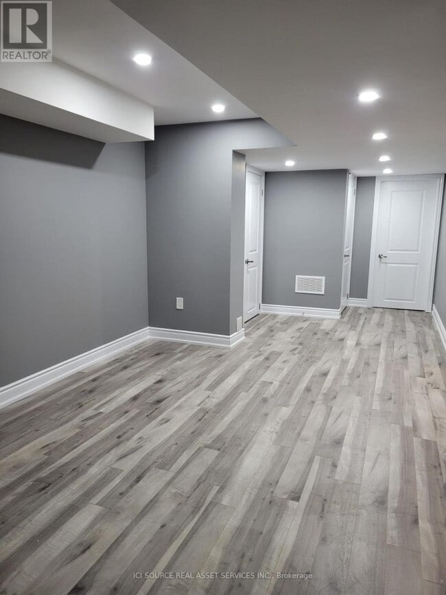 393 Royal W Dr in Brampton, ON - Building Photo - Building Photo