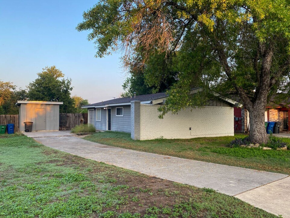 4035 Shenandale St in San Antonio, TX - Building Photo
