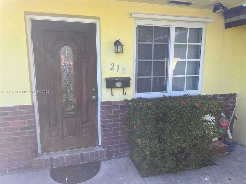 216 SW 10th St in Hallandale Beach, FL - Building Photo
