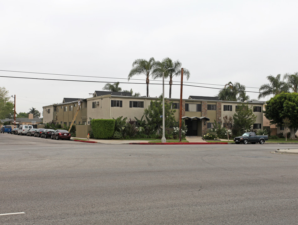 10150 Sepulveda Blvd in Mission Hills, CA - Building Photo