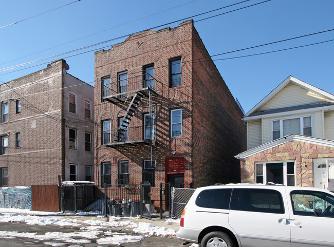 648 Logan St in Brooklyn, NY - Building Photo - Building Photo