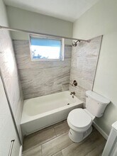 6351-6357 Gateway Ave in Sarasota, FL - Foto de edificio - Building Photo