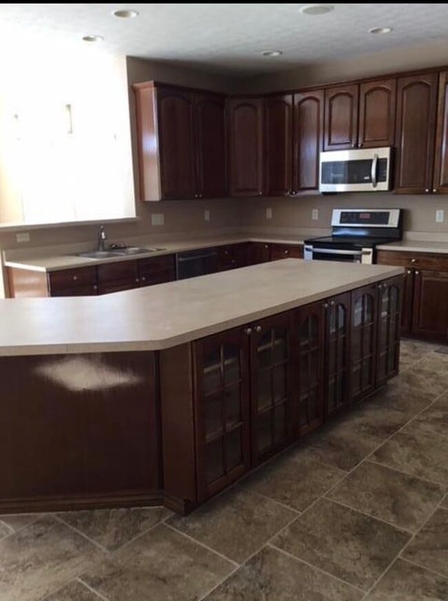 5573 Woodmansee Way in Hamilton, OH - Foto de edificio - Building Photo