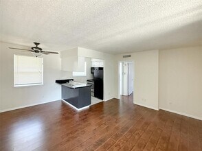 4811 Live Oak St, Unit 203 in Dallas, TX - Building Photo - Building Photo