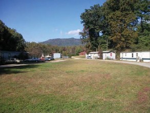 Pinewood Mobile Home Park in Columbus, NC - Foto de edificio - Building Photo