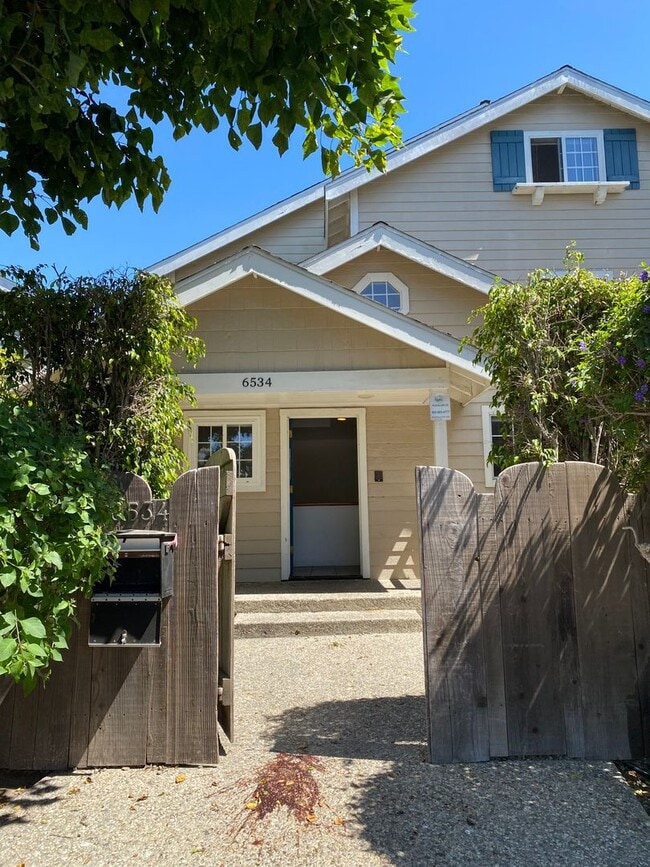 6534 Del Playa Dr in Isla Vista, CA - Building Photo - Building Photo