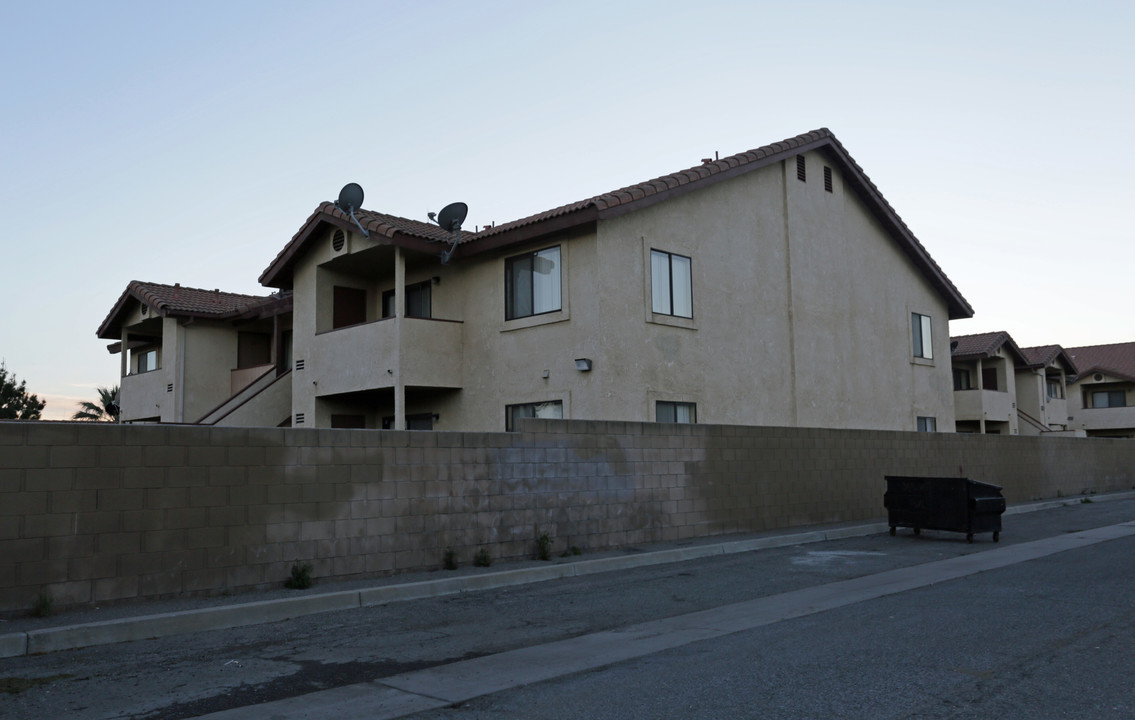 1056 N Lilac Ave in Rialto, CA - Foto de edificio