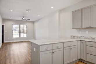 139 Iberia St, Unit J in Youngsville, LA - Foto de edificio - Building Photo
