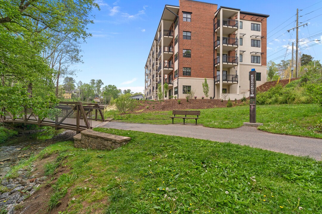 Reed Creek Greenway Apartments in Asheville, NC - Building Photo