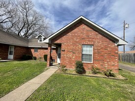 2507 W Chestnut St, Unit 102 in Denison, TX - Foto de edificio - Building Photo